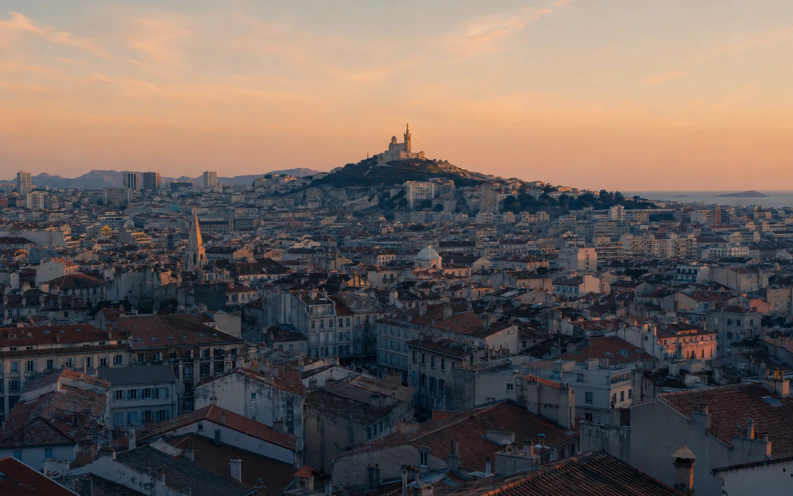 Les toits de Marseille et Notre-Dame de la Garde dans la lumière du matin